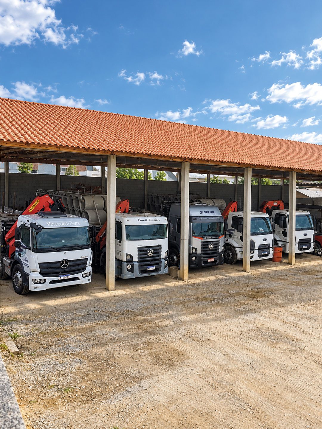 Caminhões da Stang na garagem coberta
